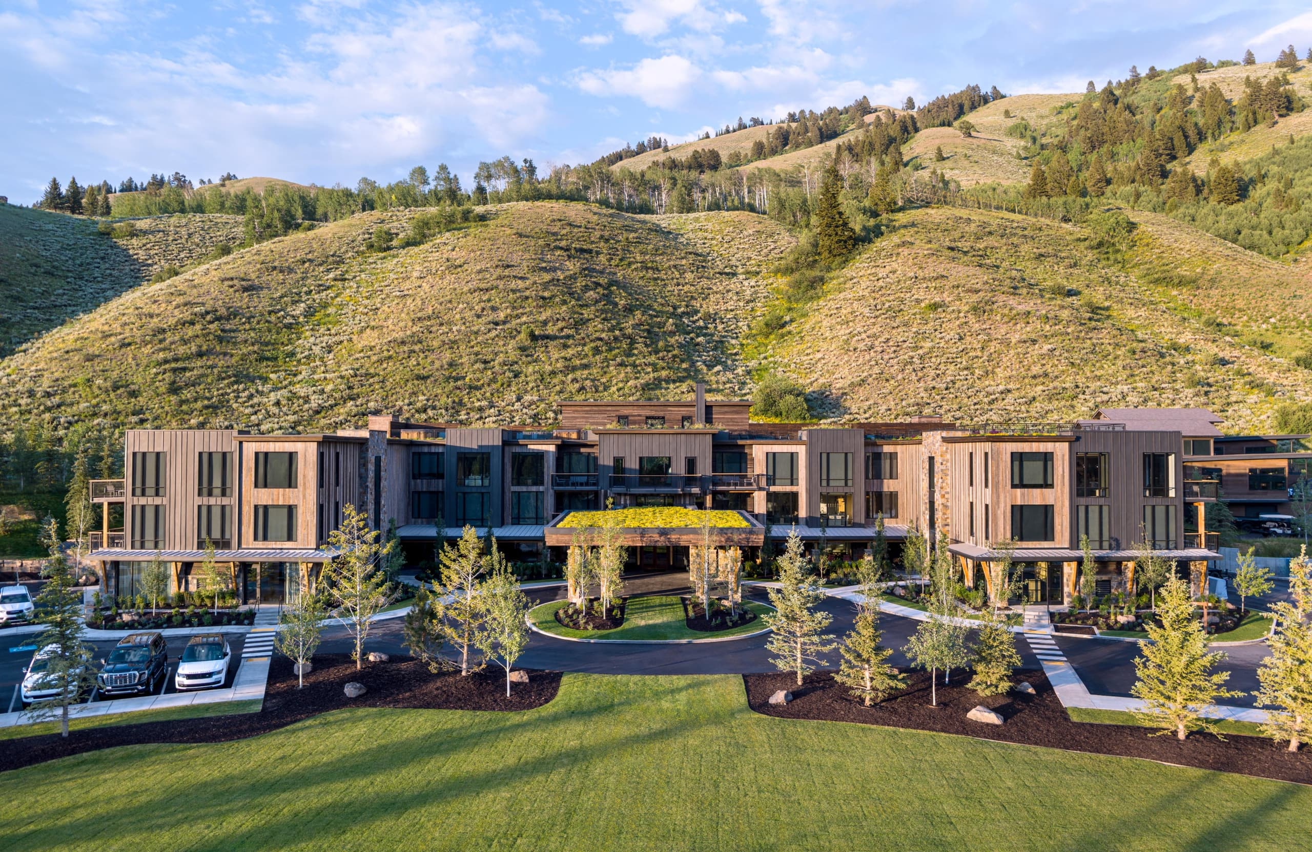The Sylvan Lodge exterior view with mountain background