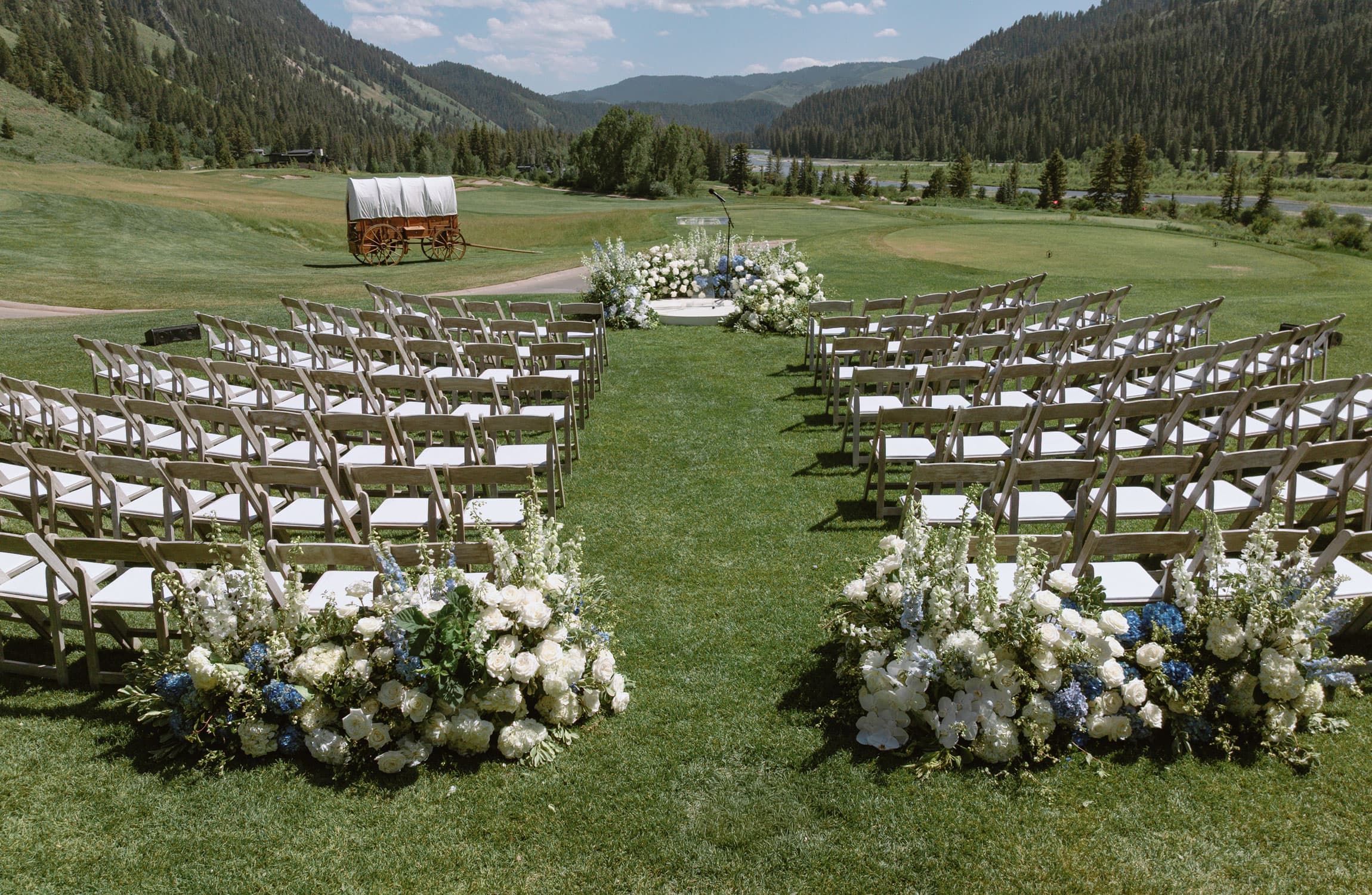 An outdoor wedding at Snake River Sporting Club